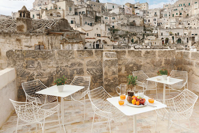Modern Outdoor Furniture White.png